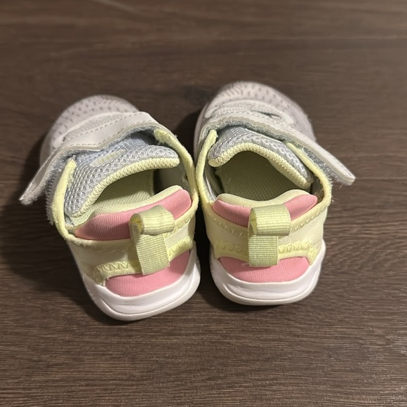 Nike toddler sneaker 4C - Picture 2 of 4